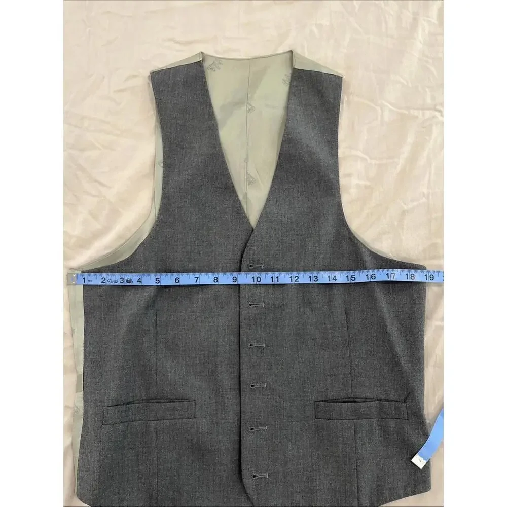 MENS GREY SUIT VEST - UNKNOWN MFG SIZE APPROX MEDIUM